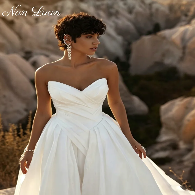 2026 Strapless Sweetheart Satin A-Line Wedding Dress Chapel Train Bridal Gown Vestidos de Novia Customized
2026 Strapless Sweetheart Satin A-Line Wedding Dress Chapel Train Bridal Gown Vestidos de Novia Customized