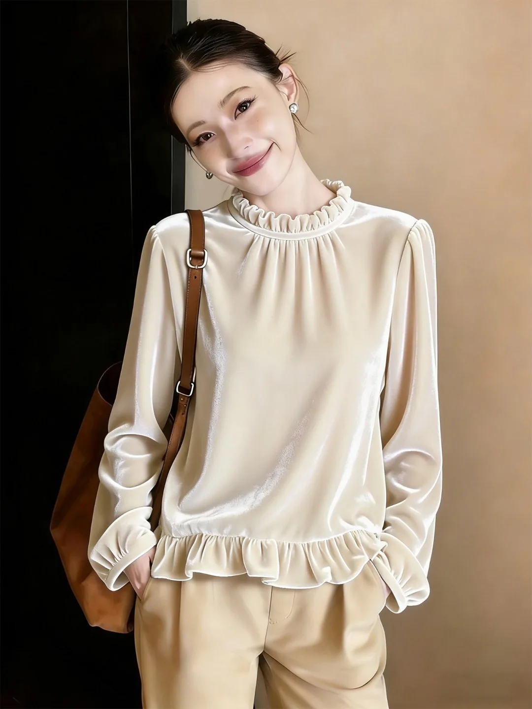 Velvet Long Sleeve Women's Top with Wood Grain in Apricot Fashionable Breathable Loose Fit Premium Feeling
Velvet Long Sleeve Women's Top with Wood Grain in Apricot Fashionable Breathable Loose Fit Premium Feeling