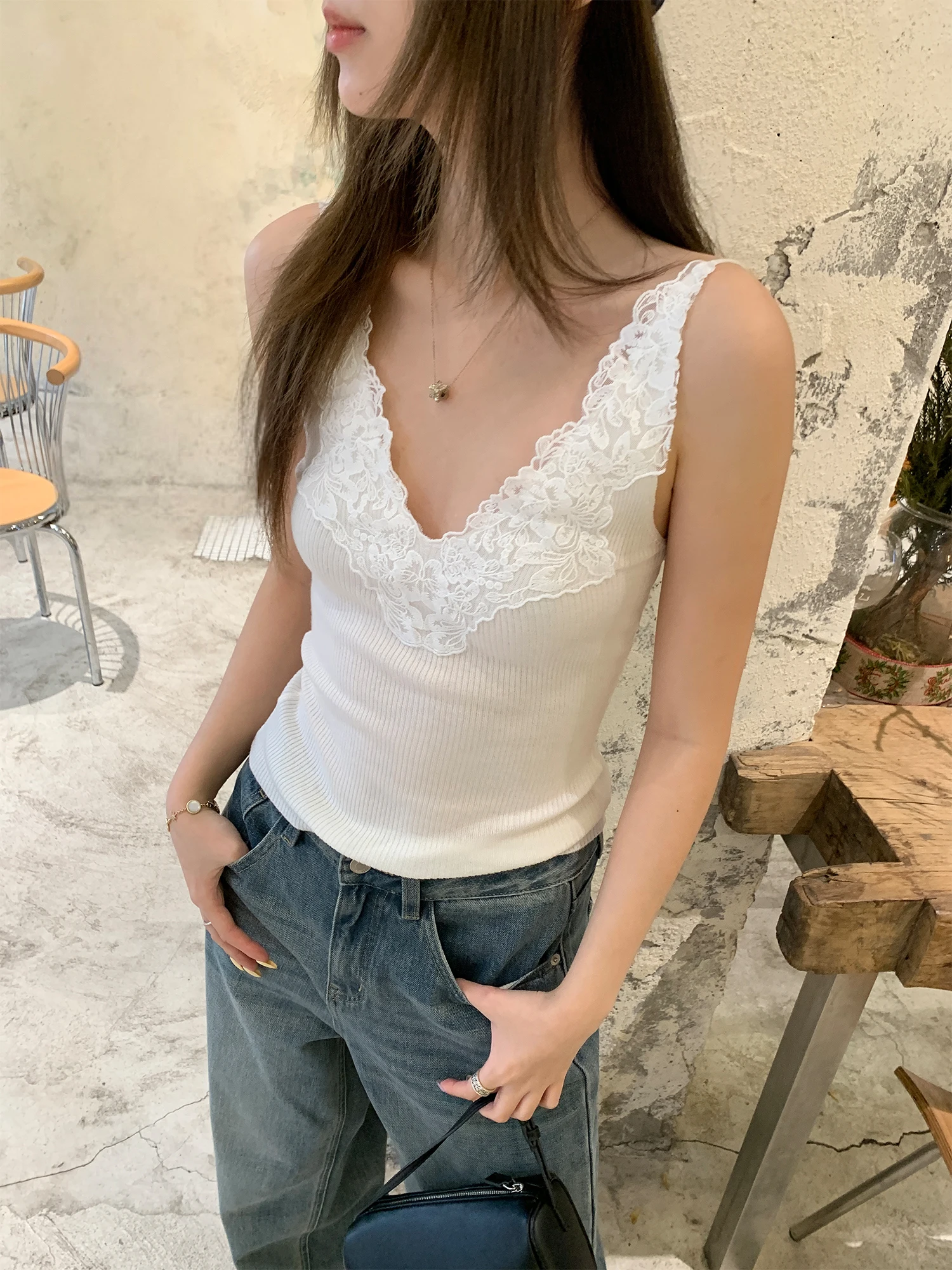 Elegant Lace Paneling Strap Vest Women's Summer Inner Wear Sleeveless Top High Elasticity V-Neck Slim Fit Casual H-Style Vest
Elegant Lace Paneling Strap Vest Women's Summer Inner Wear Sleeveless Top High Elasticity V-Neck Slim Fit Casual H-Style Vest