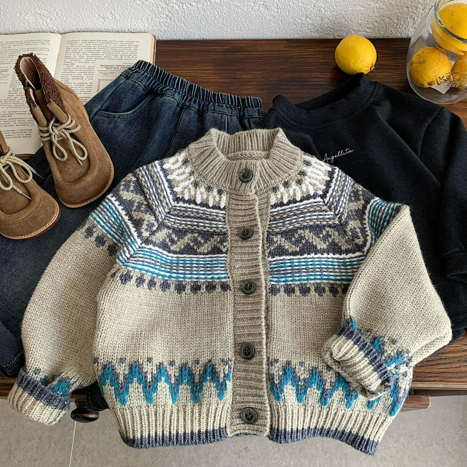 Детский вязаный кардиган, зима 2026, новый стиль, утепленный детский свитер в европейском и американском стиле для мальчиков и девочек
Детский вязаный кардиган, зима 2026, новый стиль, утепленный детский свитер в европейском и американском стиле для мальчиков и девочек