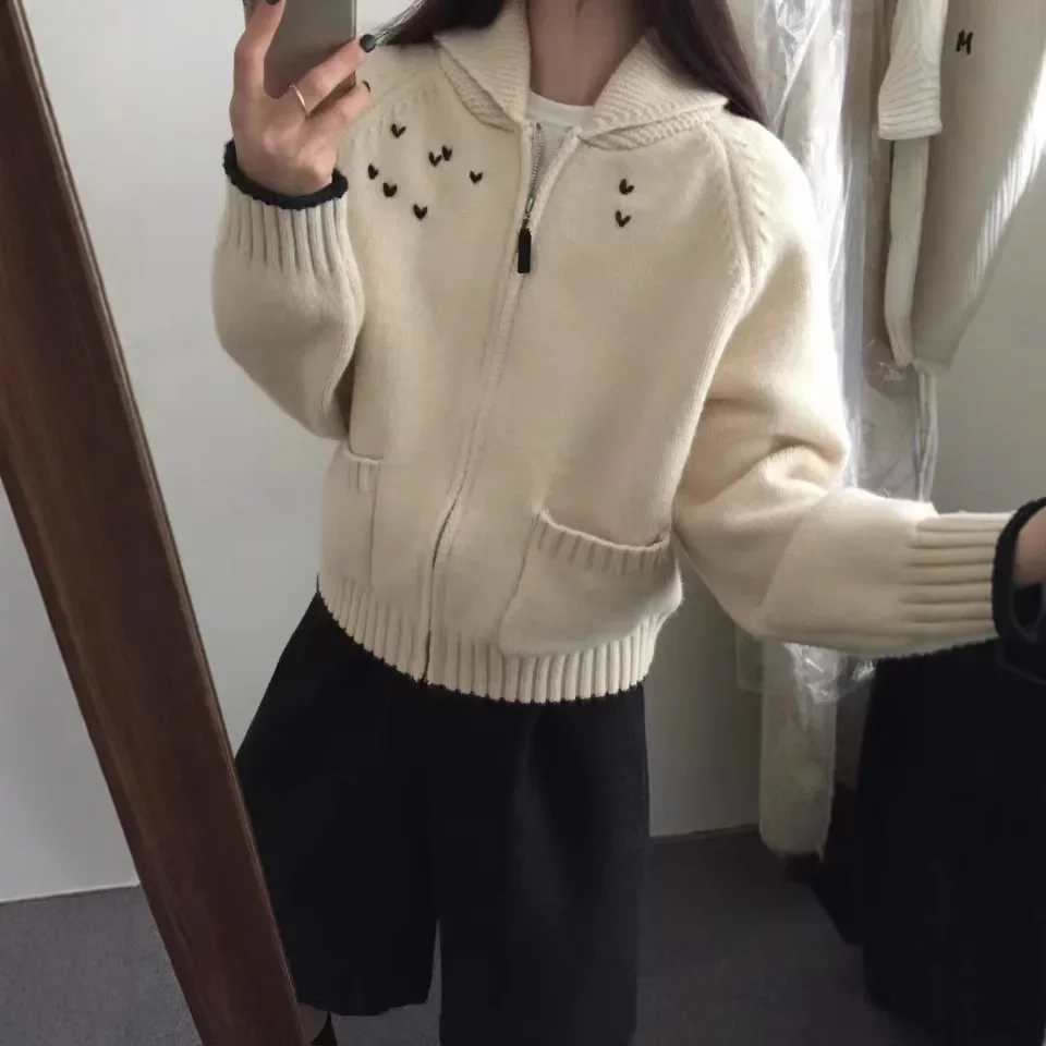 Korean Retro Small Lapel Thick Sweater Jacket for Women in Winter New Design Handmade Heart Zipper Knitted Cardigan
Korean Retro Small Lapel Thick Sweater Jacket for Women in Winter New Design Handmade Heart Zipper Knitted Cardigan