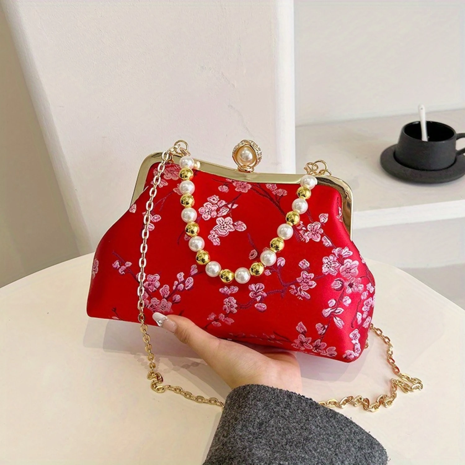 Vintage Floral Clutch Shell Bag with Pearl Chain Strap Evening Purse Crossbody Handbag
Vintage Floral Clutch Shell Bag with Pearl Chain Strap Evening Purse Crossbody Handbag