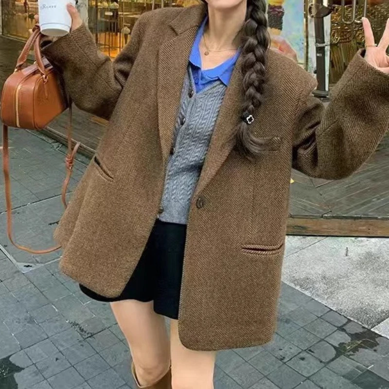 2025 New Woolen Coat for Autumn and Winter, Retro Korean Version Preppy Style Jacket with A Suit Collar.
2025 New Woolen Coat for Autumn and Winter, Retro Korean Version Preppy Style Jacket with A Suit Collar.