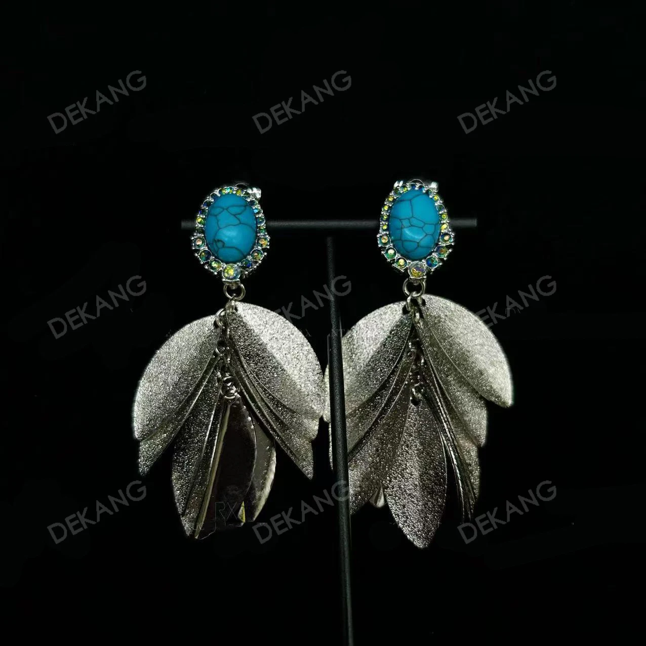 Серьги с серебряными листьями и синими бирюзовыми кисточками
Серьги с серебряными листьями и синими бирюзовыми кисточками