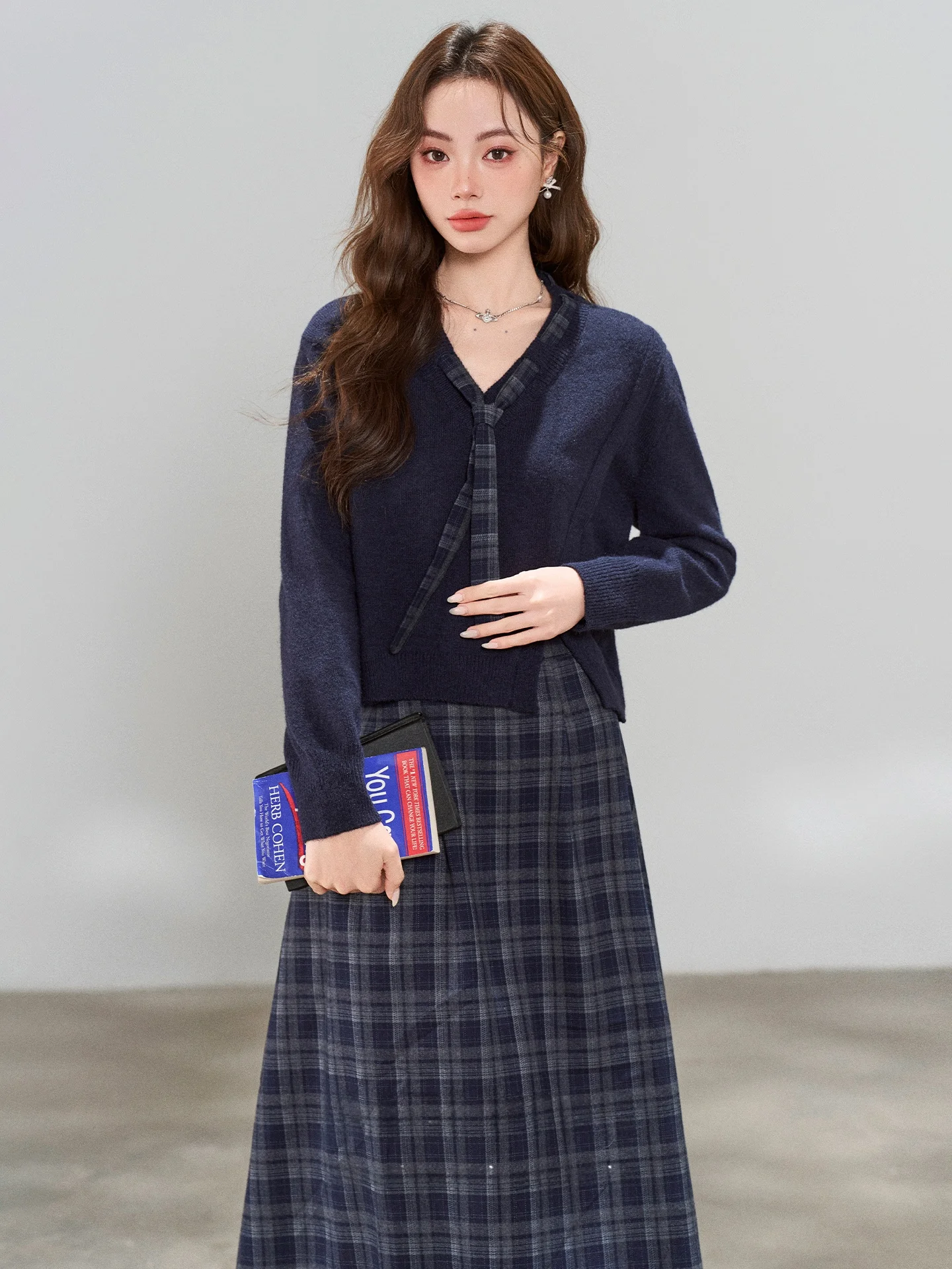 Autumn Winter V-neck Plaid Tie Irregular Knitted Sweater Half-skirt Set Women's Fashion Casual Style College Style Ensemble
Autumn Winter V-neck Plaid Tie Irregular Knitted Sweater Half-skirt Set Women's Fashion Casual Style College Style Ensemble