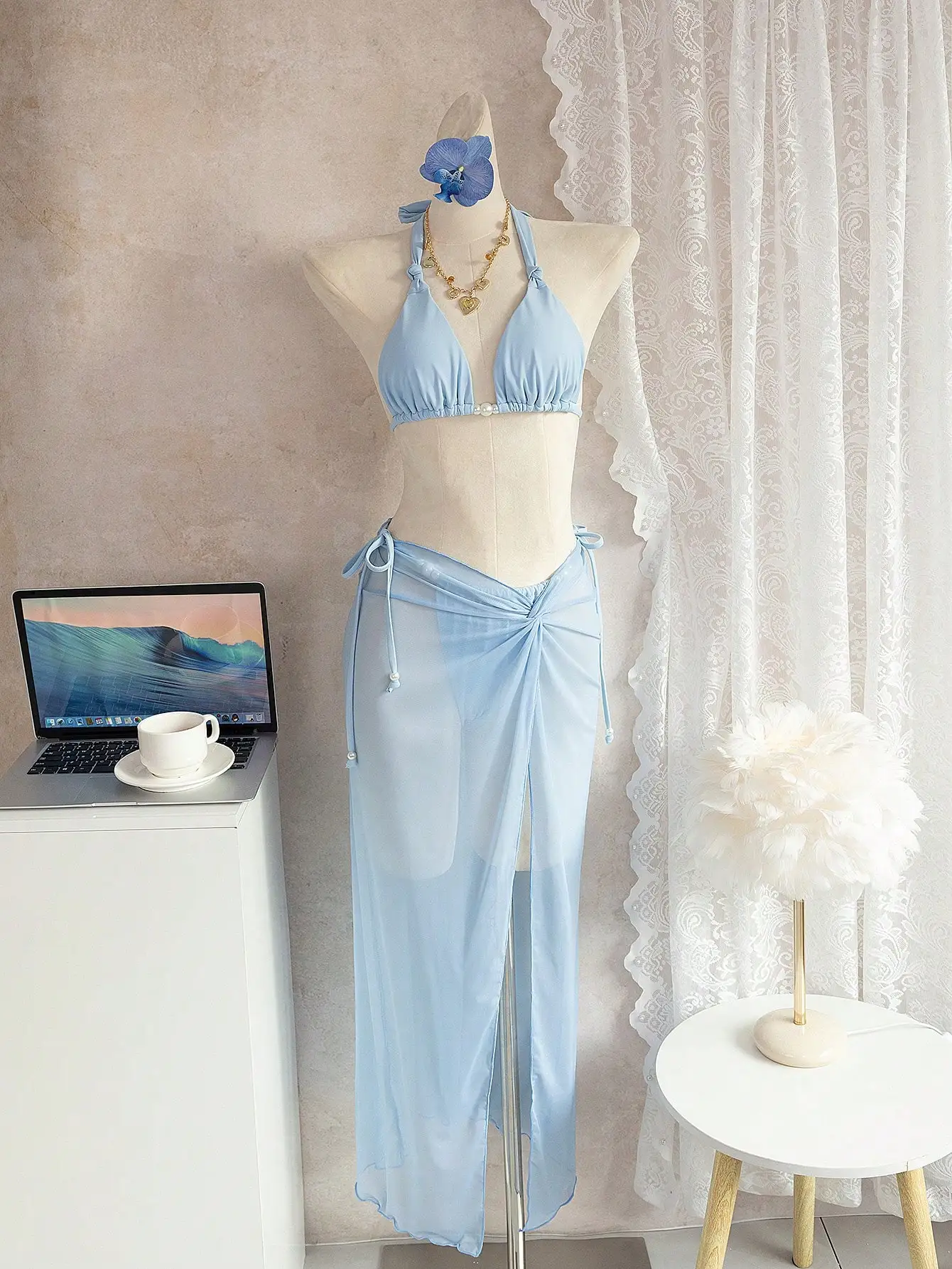 Светло-голубой комплект бикини с жемчужным декором и завязками на шее, с юбкой-накидкой на завязках
Светло-голубой комплект бикини с жемчужным декором и завязками на шее, с юбкой-накидкой на завязках