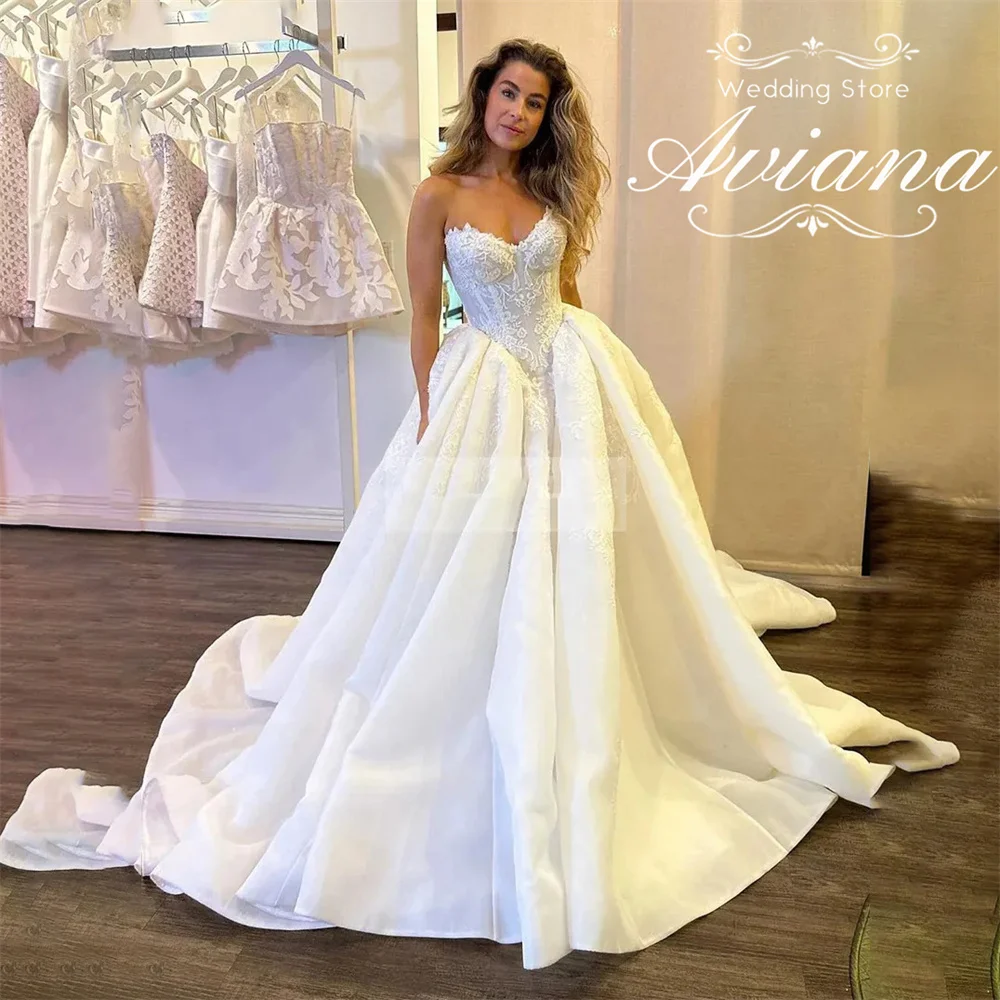 Aviana Customized Wedding Dress Bridal Sweetheart Neckline Lace Applique Satin Ball Gown Court Train Tailored Fit Elegant Modern
Aviana Customized Wedding Dress Bridal Sweetheart Neckline Lace Applique Satin Ball Gown Court Train Tailored Fit Elegant Modern