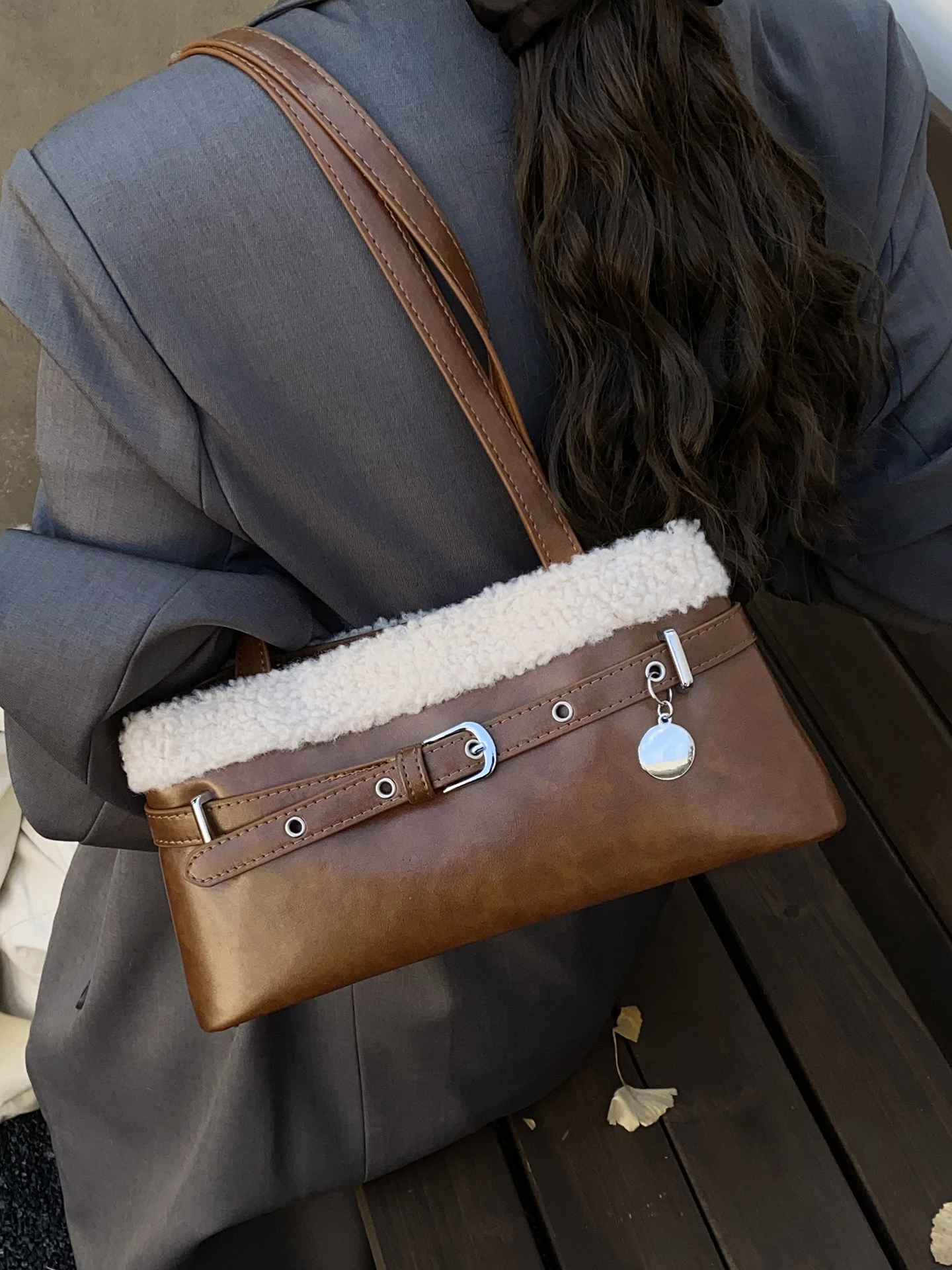 Ретро сумки, женские сумки большой вместимости, осенне-зимние плюшевые сумки из искусственной кожи на одно плечо, подмышки, новая сумка-тоут для поездок на работу
Ретро сумки, женские сумки большой вместимости, осенне-зимние плюшевые сумки из искусственной кожи на одно плечо, подмышки, новая сумка-тоут для поездок на работу