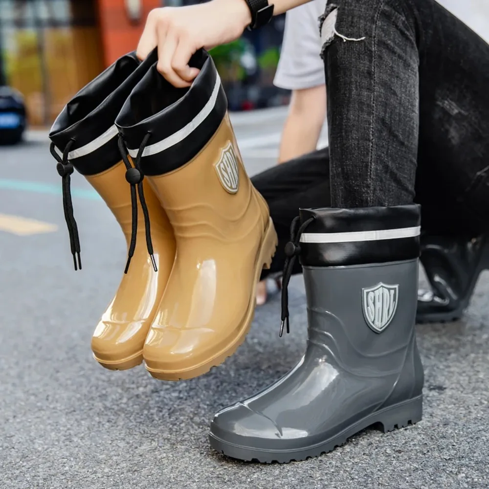 Новые стильные мужские резиновые сапоги со средней трубкой, модные студенческие водные сапоги для взрослых, нескользящие износостойкие резиновые туфли с высокой трубкой
Новые стильные мужские резиновые сапоги со средней трубкой, модные студенческие водные сапоги для взрослых, нескользящие износостойкие резиновые туфли с высокой трубкой