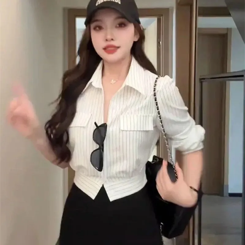 Женская рубашка на пуговицах в белую полоску — приталенная блузка с нагрудным карманом и длинными рукавами
Женская рубашка на пуговицах в белую полоску — приталенная блузка с нагрудным карманом и длинными рукавами