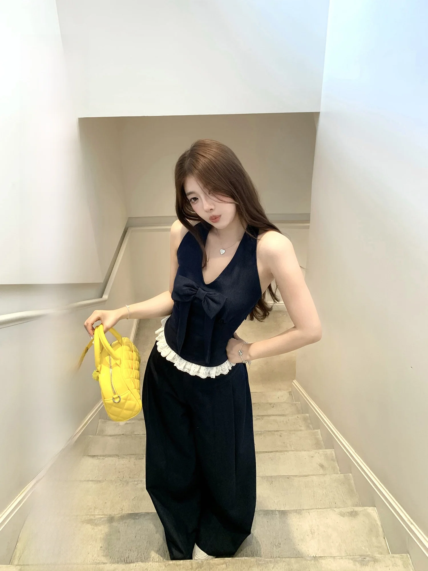 Летний женский костюм-двойка: легкие джинсовые брюки с широкими штанинами и топом с кружевной отделкой, синий, повседневный стиль
Летний женский костюм-двойка: легкие джинсовые брюки с широкими штанинами и топом с кружевной отделкой, синий, повседневный стиль