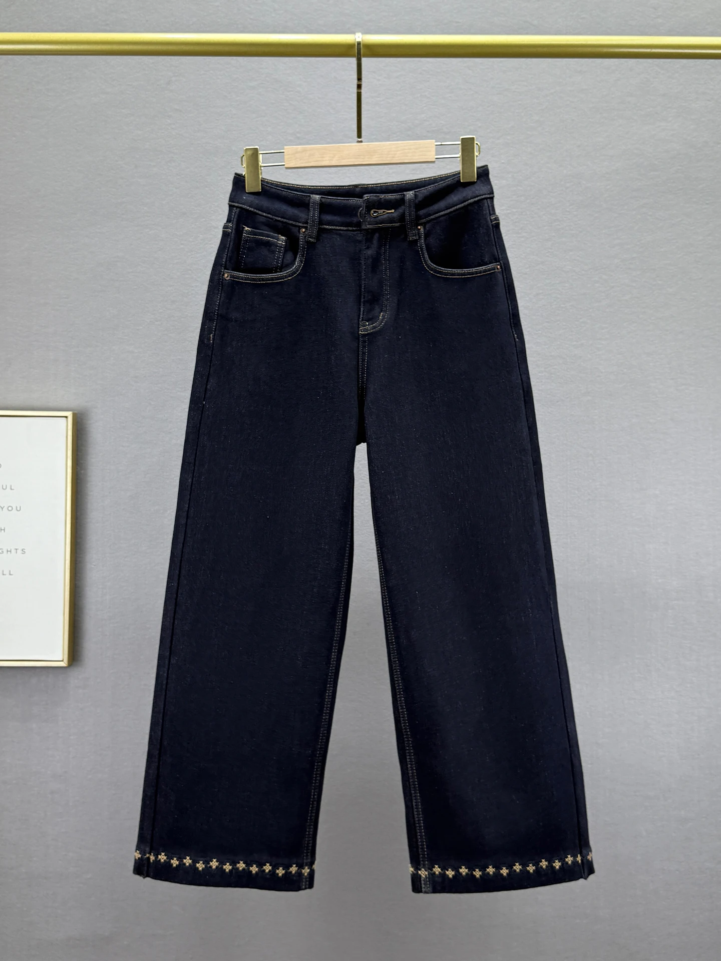 Утепленные джинсы с высокой талией и широкими штанинами для женщин, укороченные, зимние, новые, винтажные, свободные, стройнящие, модные джинсовые брюки
Утепленные джинсы с высокой талией и широкими штанинами для женщин, укороченные, зимние, новые, винтажные, свободные, стройнящие, модные джинсовые брюки