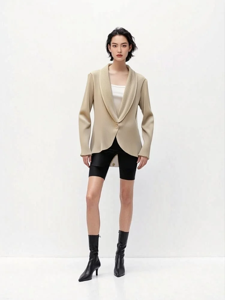 Осенняя новая коллекция Miyake Fold 2025: цельный воротник, одна пуговица, длинный рукав, складной кардиган, пальто, женский вид, тонкий внешний топ 
Осенняя новая коллекция Miyake Fold 2025: цельный воротник, одна пуговица, длинный рукав, складной кардиган, пальто, женский вид, тонкий внешний топ