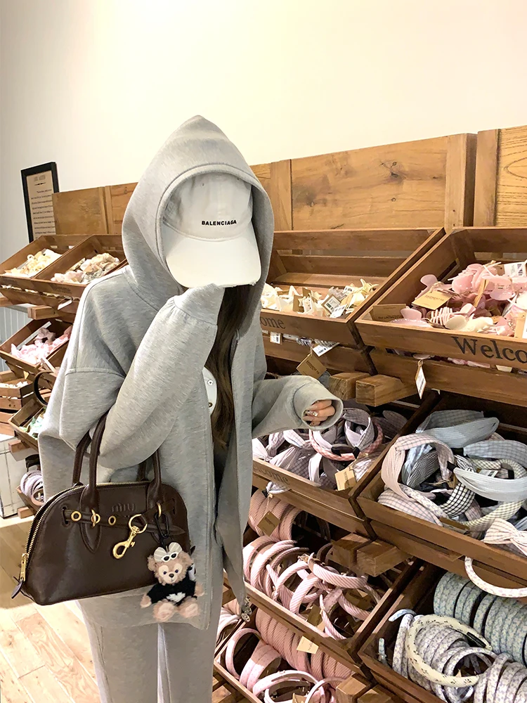 Однотонный спортивный костюм с капюшоном на молнии, женский повседневный комплект из двух предметов, свободный крой, модная осенняя коллекция Chicago
Однотонный спортивный костюм с капюшоном на молнии, женский повседневный комплект из двух предметов, свободный крой, модная осенняя коллекция Chicago