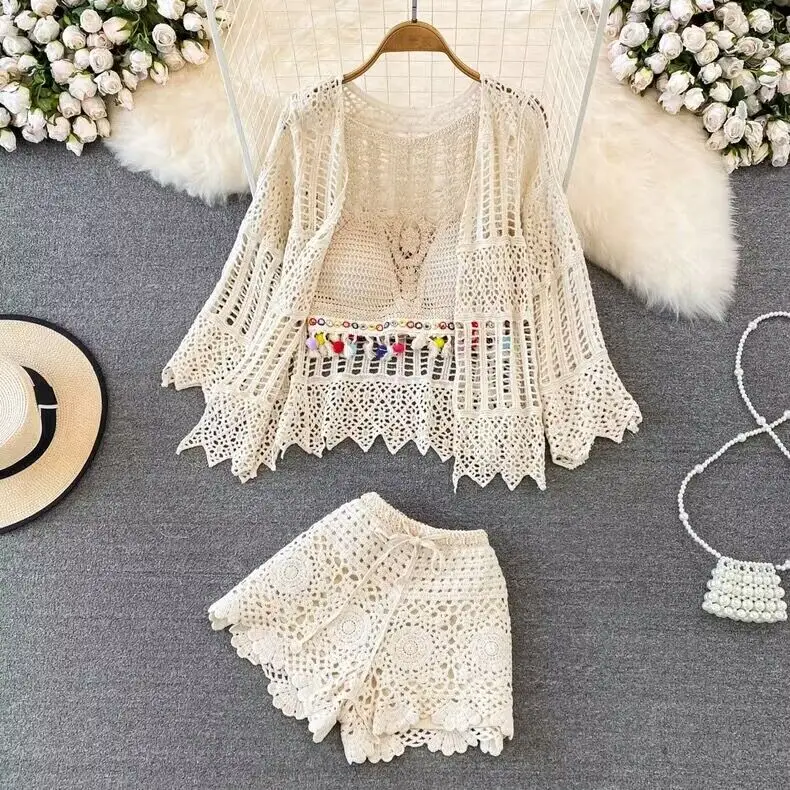 Женский пляжный комплект для отпуска: купальник с высокой талией, ажурный кардиган, топ с бахромой, шорты с широкими штанинами
Женский пляжный комплект для отпуска: купальник с высокой талией, ажурный кардиган, топ с бахромой, шорты с широкими штанинами