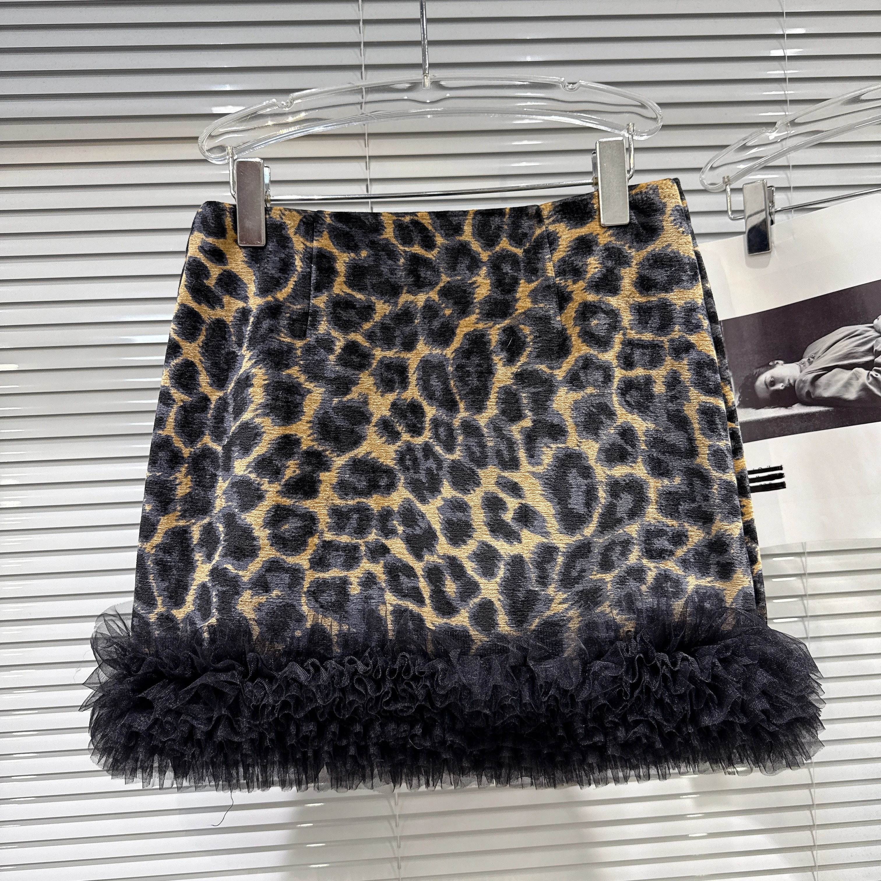 2025 зимняя новая юбка в стиле ретро для девочек с сетчатым подолом, желтая бархатная короткая юбка с леопардовым принтом для женщин
2025 зимняя новая юбка в стиле ретро для девочек с сетчатым подолом, желтая бархатная короткая юбка с леопардовым принтом для женщин