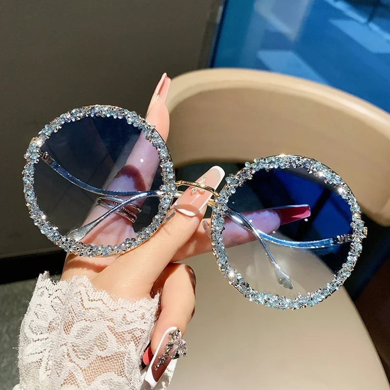 Ladies diamond new fashion glasses, slim face, fashionable high-grade sunglasses, street shooting.
Ladies diamond new fashion glasses, slim face, fashionable high-grade sunglasses, street shooting.