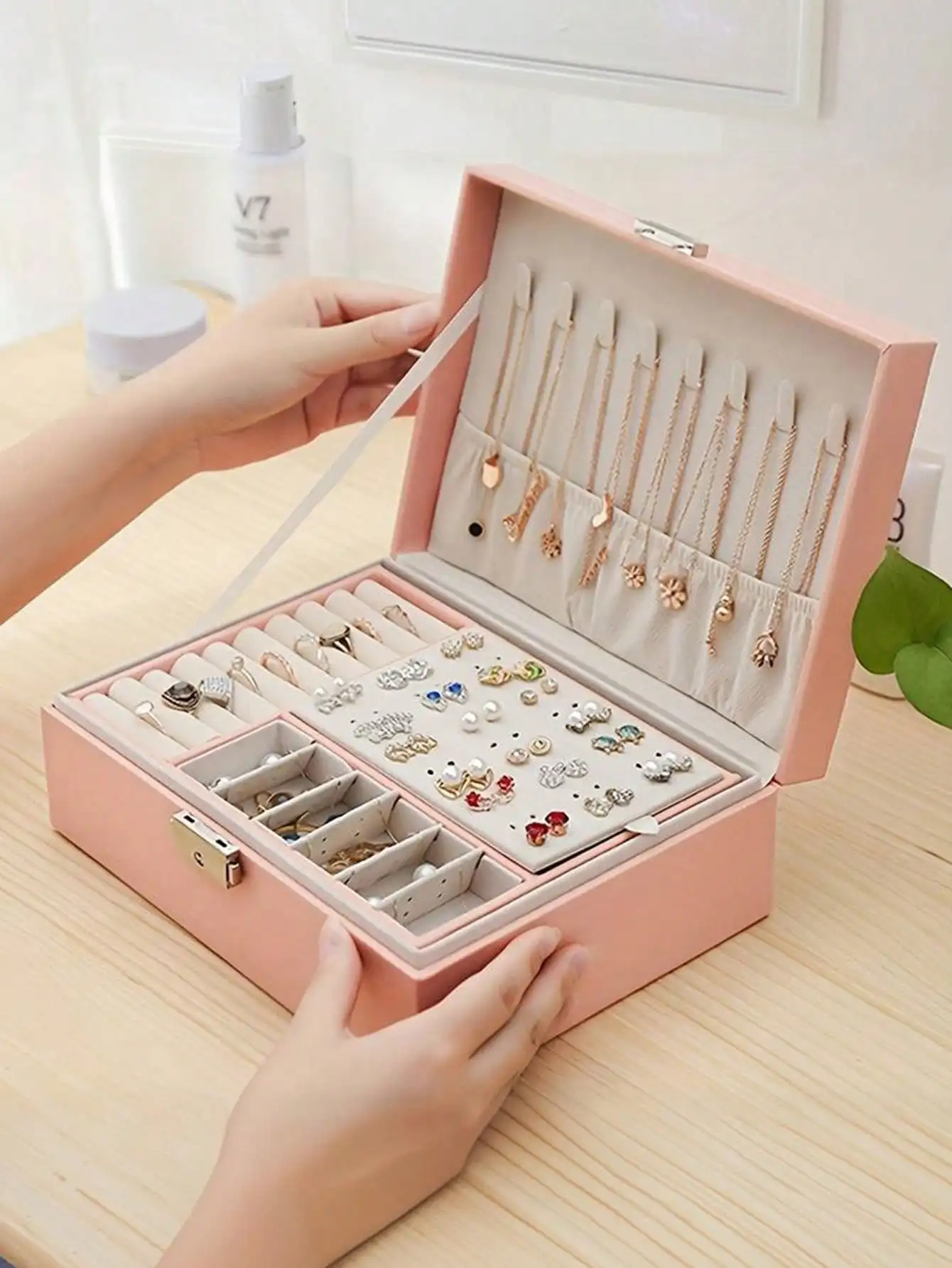 1pc Jewelry Storage Box, Double-Layer Jewelry Organizer Box, Large Capacity PU Leather Jewelry Case, Gift Leather Jewelry Box, Removable Dividers, Key-Open Design, Perfect For Storing Various Jewelry
1pc Jewelry Storage Box, Double-Layer Jewelry Organizer Box, Large Capacity PU Leather Jewelry Case, Gift Leather Jewelry Box, Removable Dividers, Key-Open Design, Perfect For Storing Various Jewelry