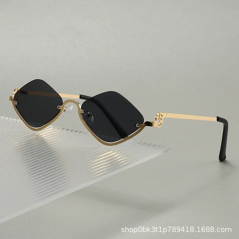 Новые женские солнцезащитные очки UV400 в форме ромба, маленькая металлическая полурамка, велосипедные солнцезащитные очки, узкие очки в стиле хип-хоп для женщин и мужчин
Новые женские солнцезащитные очки UV400 в форме ромба, маленькая металлическая полурамка, велосипедные солнцезащитные очки, узкие очки в стиле хип-хоп для женщин и мужчин