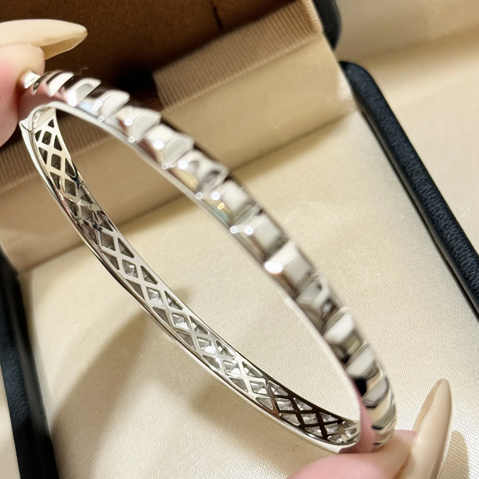 AYJEWELRY New Italy Craft Carved Square Real 925 Silver Bangles Bracelets Fine Jewelry For Women
AYJEWELRY New Italy Craft Carved Square Real 925 Silver Bangles Bracelets Fine Jewelry For Women