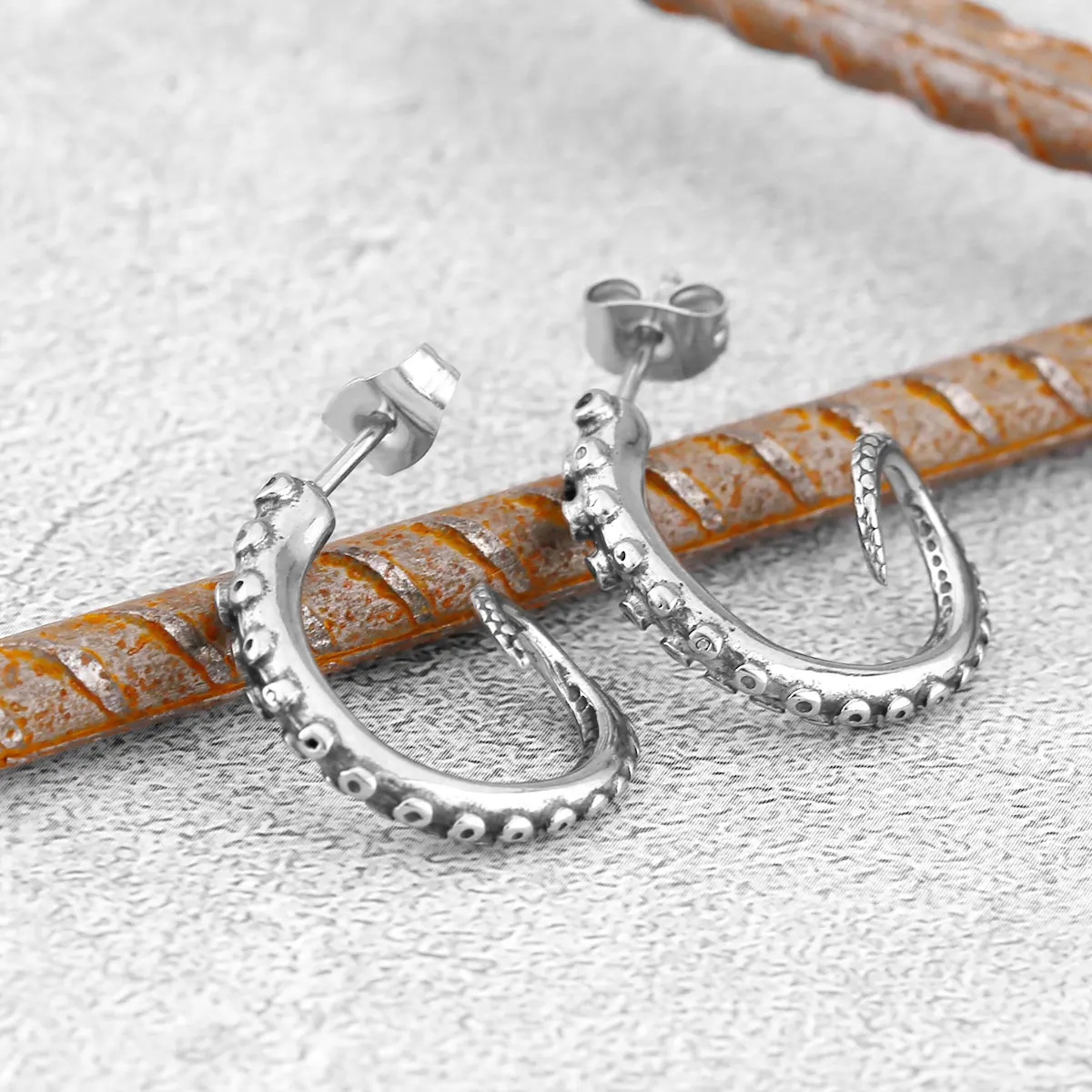 Creative Nordic Stainless Steel Street Tail Snake Vintage Viking Earrings Fashion Teen Amulet Jewelry Studs Punk Locomotive Gift
Creative Nordic Stainless Steel Street Tail Snake Vintage Viking Earrings Fashion Teen Amulet Jewelry Studs Punk Locomotive Gift