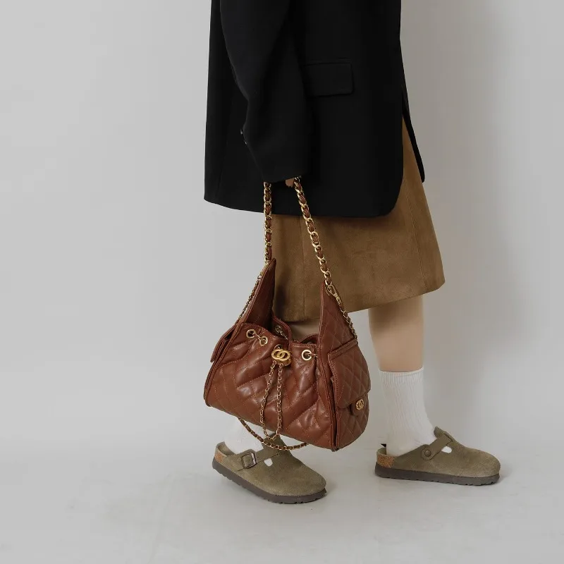 Модная женская сумка через плечо в современном стиле, идеально подходящая для молодых женщин, повседневные прогулки, даты по покупкам с модным образом
Модная женская сумка через плечо в современном стиле, идеально подходящая для молодых женщин, повседневные прогулки, даты по покупкам с модным образом