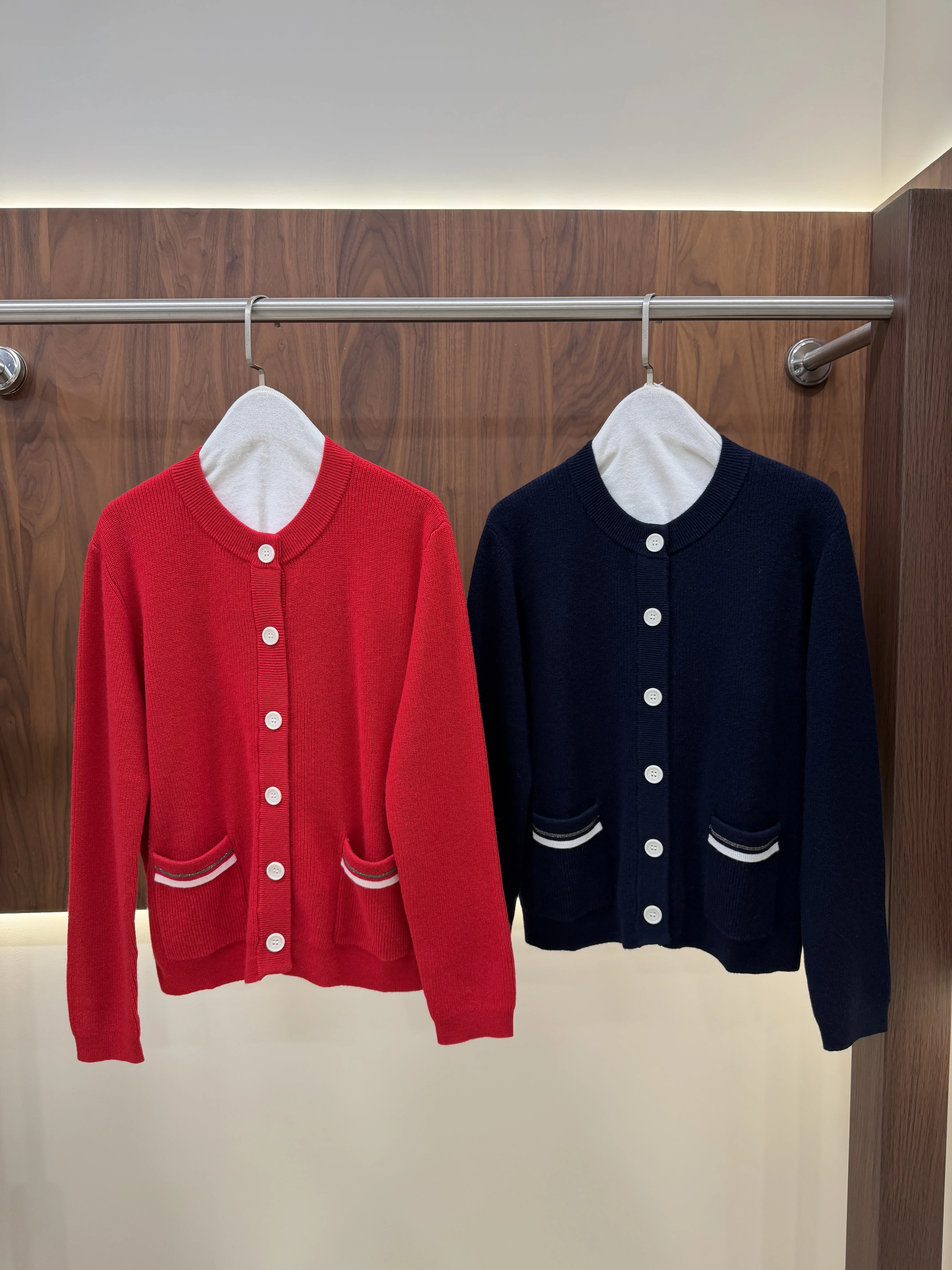 Elegant Round‑Neck Knitted Cardigan Women Striped Pocket Detail Button‑Up Casual Sweater
Elegant Round‑Neck Knitted Cardigan Women Striped Pocket Detail Button‑Up Casual Sweater