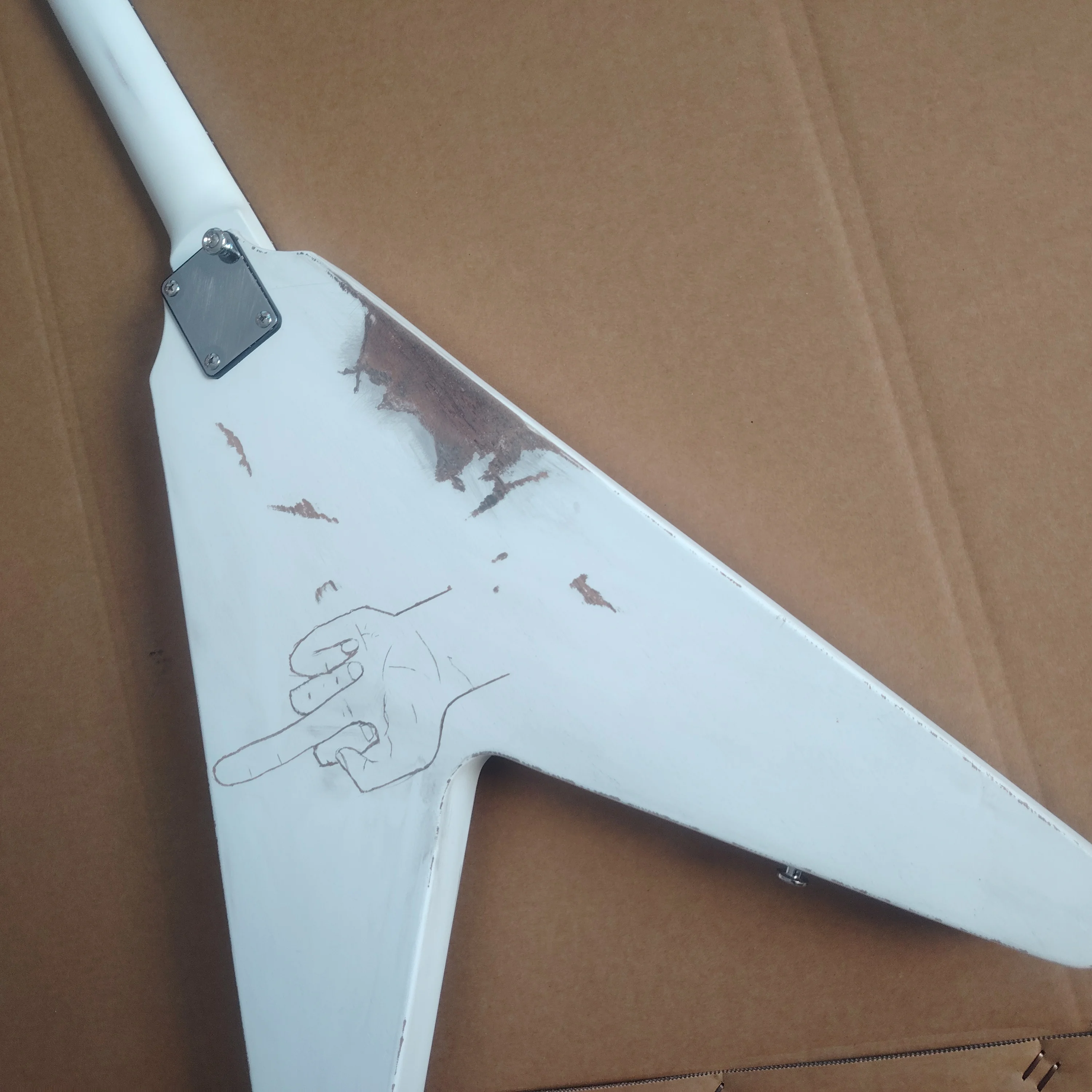 High quality white irregular FLY electric guitar in stock, with relic processing and fast delivery
High quality white irregular FLY electric guitar in stock, with relic processing and fast delivery