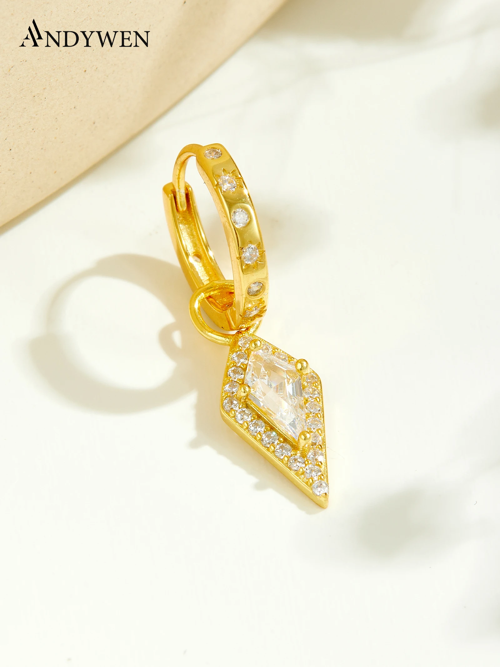 Серебряная серьга-кафф ANDYWEN 925 пробы в форме бриллианта, с одним подвесом из фианита, изящное ювелирное украшение в подарочной коробке для женщин, для вечерних выходов
Серебряная серьга-кафф ANDYWEN 925 пробы в форме бриллианта, с одним подвесом из фианита, изящное ювелирное украшение в подарочной коробке для женщин, для вечерних выходов