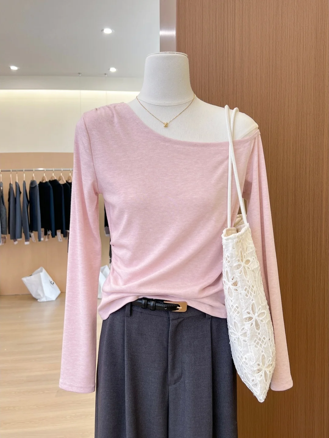Pink Knitted Long Sleeve T-Shirt Women's Style Casual Soft Fabric Shoulder Bared Inner Wear Outer Wear for Autumn Season
Pink Knitted Long Sleeve T-Shirt Women's Style Casual Soft Fabric Shoulder Bared Inner Wear Outer Wear for Autumn Season