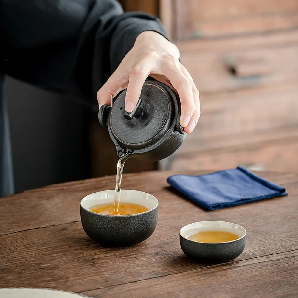 Минималистичный набор чайников для чайной церемонии 2 в 1, с сумкой для хранения, мини-набор китайских чайников, керамический дорожный чайник на открытом воздухе
Минималистичный набор чайников для чайной церемонии 2 в 1, с сумкой для хранения, мини-набор китайских чайников, керамический дорожный чайник на открытом воздухе