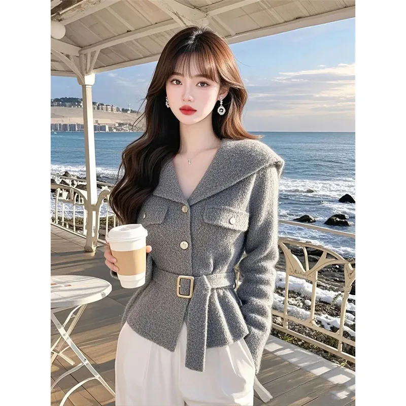 2025 Spring Autumn Korean Style Women Coat Wearing Unique Super Top Design Sense Niche Temperament Slim Gray Jacket with Belt
2025 Spring Autumn Korean Style Women Coat Wearing Unique Super Top Design Sense Niche Temperament Slim Gray Jacket with Belt