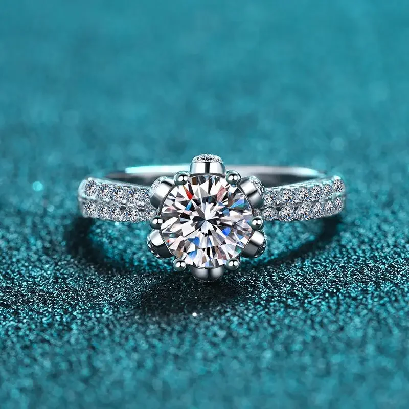 18K Gold Inlaid Women's Ring Ice Queen 1-carat Moissanite PT950 Platinum Ring, Six Petal Simple and Fashionable Ring
18K Gold Inlaid Women's Ring Ice Queen 1-carat Moissanite PT950 Platinum Ring, Six Petal Simple and Fashionable Ring