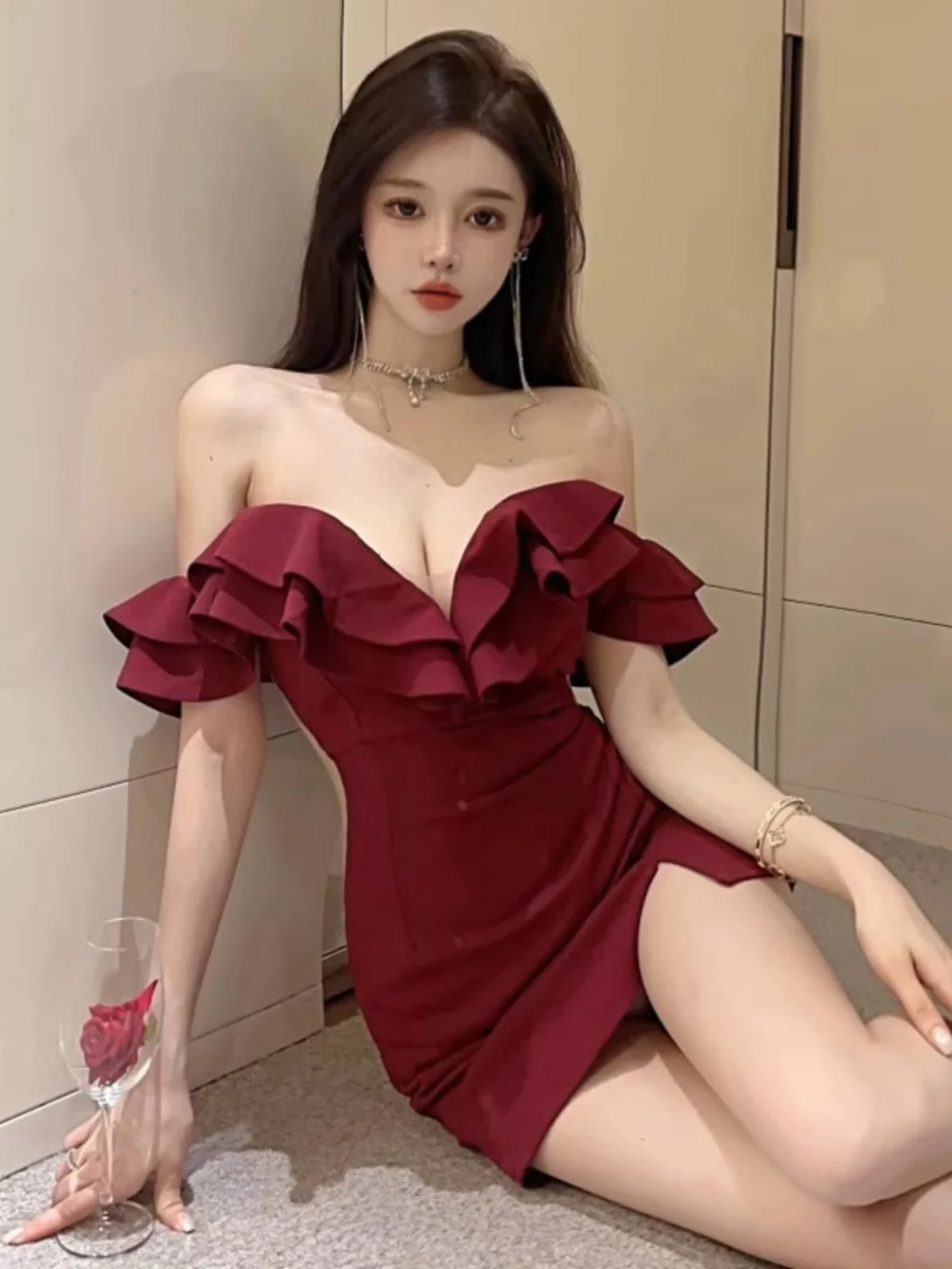 Sexy Slim Fit One Shoulder V Neck Short Dress Women's Summer Evening Gown High Waist Korean Style Commute Spring Fashion
Sexy Slim Fit One Shoulder V Neck Short Dress Women's Summer Evening Gown High Waist Korean Style Commute Spring Fashion
