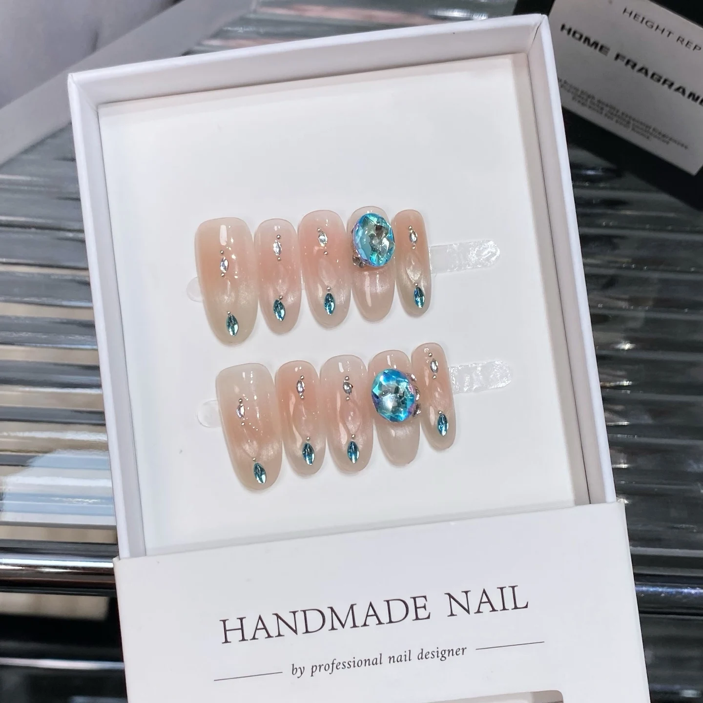 10Pcs Blush Pink Oval Handmade Press On Nails Cat's Eye Fake Nails With Blue Crystal Design Full Cover Acrylic False Nail Tips
10Pcs Blush Pink Oval Handmade Press On Nails Cat's Eye Fake Nails With Blue Crystal Design Full Cover Acrylic False Nail Tips