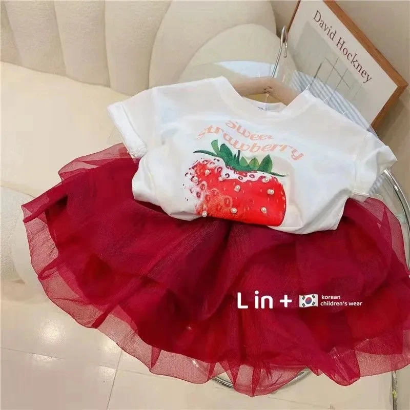 Summer Girls Short Skirt Suit New Strawberry Short-sleeved T-shirt Mesh Skirt 2-piece Set Children's Baby Clothes Set
Summer Girls Short Skirt Suit New Strawberry Short-sleeved T-shirt Mesh Skirt 2-piece Set Children's Baby Clothes Set