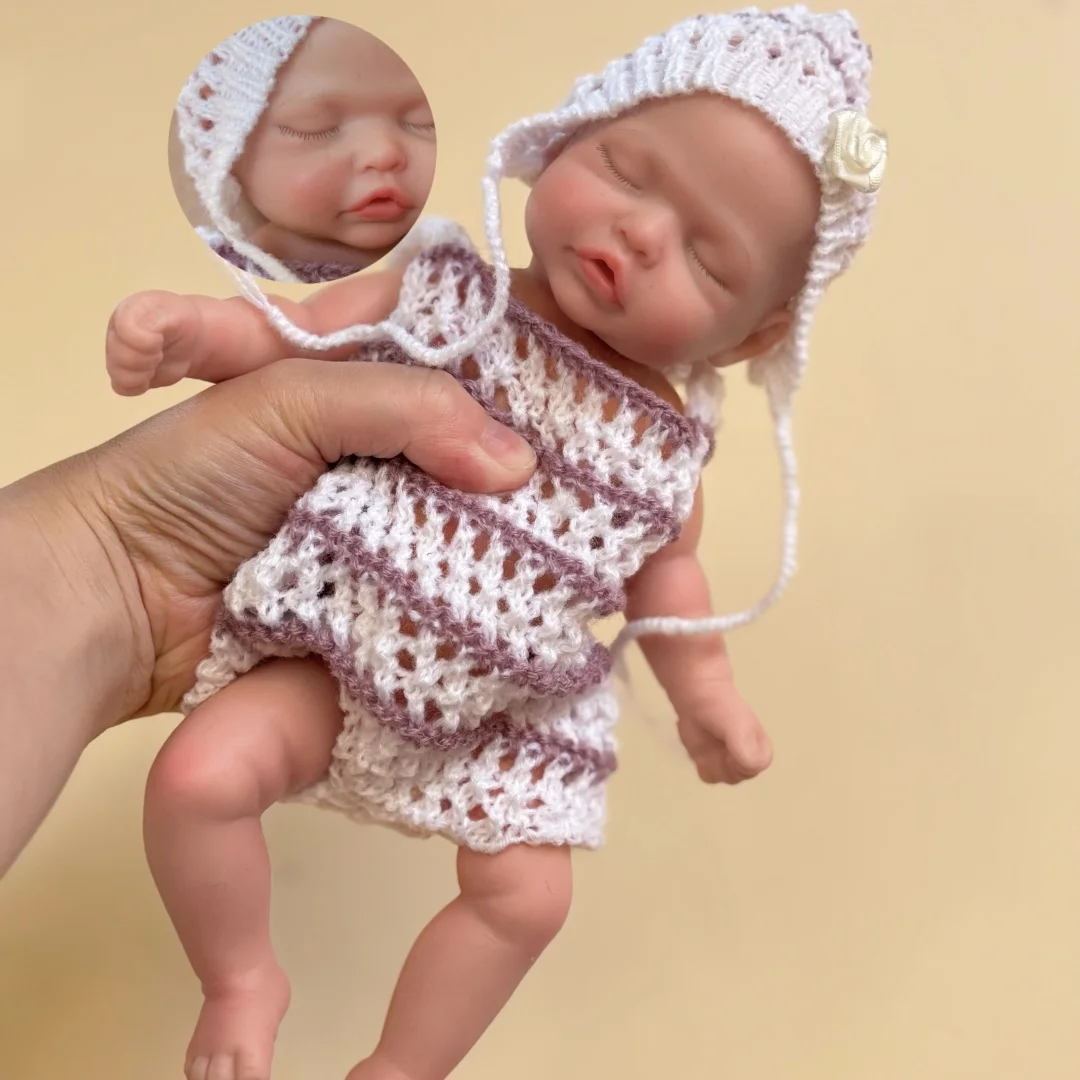 26cm Close Eyes Washable Full Body muñeca de silicona Girl Doll With Rooted Eyelashes 3D Painted Skin Soft Touch Reborn Doll
26cm Close Eyes Washable Full Body muñeca de silicona Girl Doll With Rooted Eyelashes 3D Painted Skin Soft Touch Reborn Doll