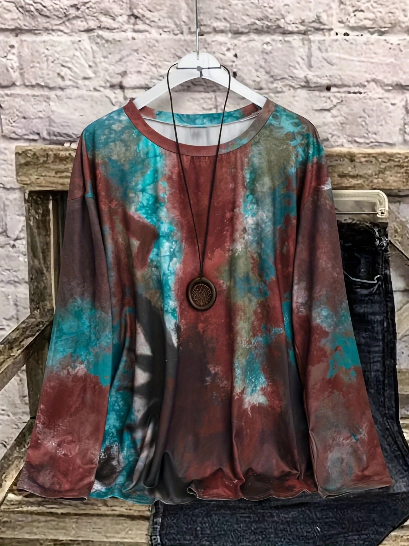 Женская футболка с длинными рукавами и круглым вырезом
Женская футболка с длинными рукавами и круглым вырезом