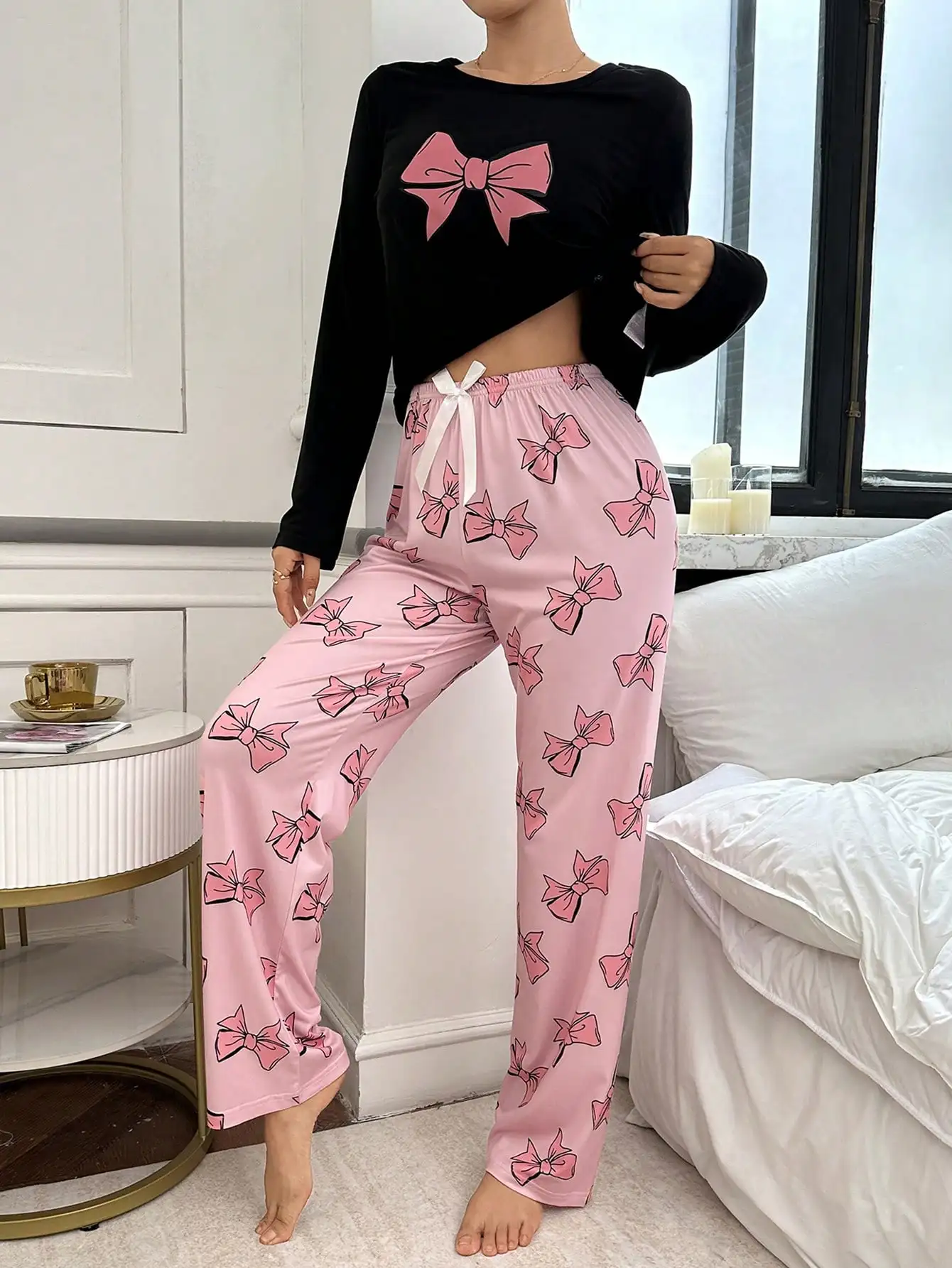 Розовый пижамный комплект с принтом в виде бантиков и длинными рукавами для женщин - уютная домашняя одежда
Розовый пижамный комплект с принтом в виде бантиков и длинными рукавами для женщин - уютная домашняя одежда