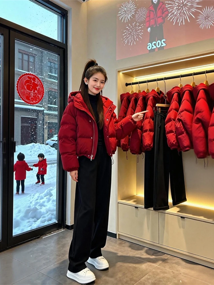Модная универсальная короткая красная хлопковая куртка для женщин, зимняя новинка 2025 года, утепленное пальто с капюшоном в корейском стиле, свободный крой, длинный рукав
Модная универсальная короткая красная хлопковая куртка для женщин, зимняя новинка 2025 года, утепленное пальто с капюшоном в корейском стиле, свободный крой, длинный рукав