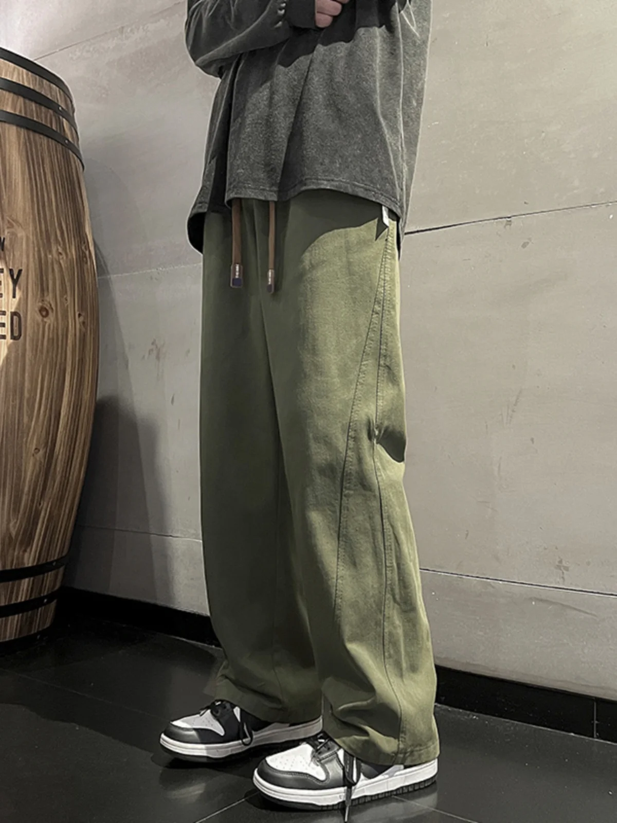 Японские повседневные рабочие брюки в стиле кэжуал для мужчин, универсальные, свободного кроя, с широкими штанинами, прямого силуэта, для весны и лета, в стиле High Street
Японские повседневные рабочие брюки в стиле кэжуал для мужчин, универсальные, свободного кроя, с широкими штанинами, прямого силуэта, для весны и лета, в стиле High Street