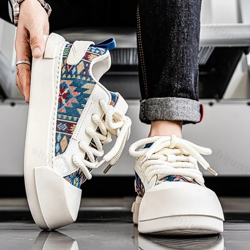 Осень 2024, мужская повседневная обувь нишевого дизайна с низким берцем и толстой подошвой, модные трендовые универсальные удобные кроссовки на платформе с цветными блоками
Осень 2024, мужская повседневная обувь нишевого дизайна с низким берцем и толстой подошвой, модные трендовые универсальные удобные кроссовки на платформе с цветными блоками