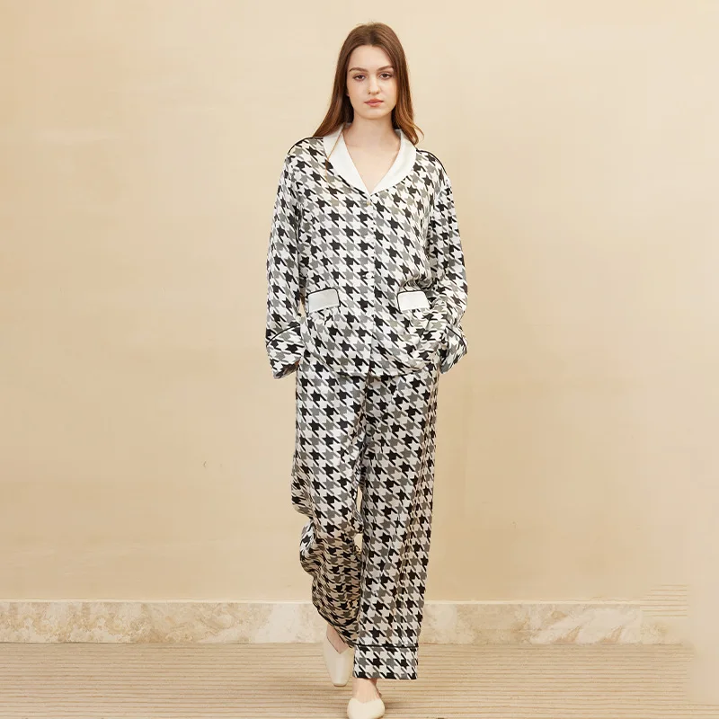 Classic Houndstooth 100% Mulberry Silk Long Sleeves Pants Pajamas Set Buttons Lapel Top & Pants Loungewear 2 Piece Sleepwear
Classic Houndstooth 100% Mulberry Silk Long Sleeves Pants Pajamas Set Buttons Lapel Top & Pants Loungewear 2 Piece Sleepwear