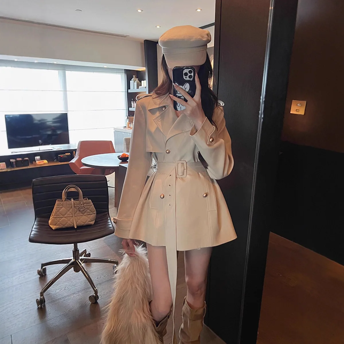 Короткое женское пальто с двубортной застежкой и эффектом утягивания талии, бежевое, осенний тренд 2026, британский стиль, удобная повседневная верхняя одежда
Короткое женское пальто с двубортной застежкой и эффектом утягивания талии, бежевое, осенний тренд 2026, британский стиль, удобная повседневная верхняя одежда