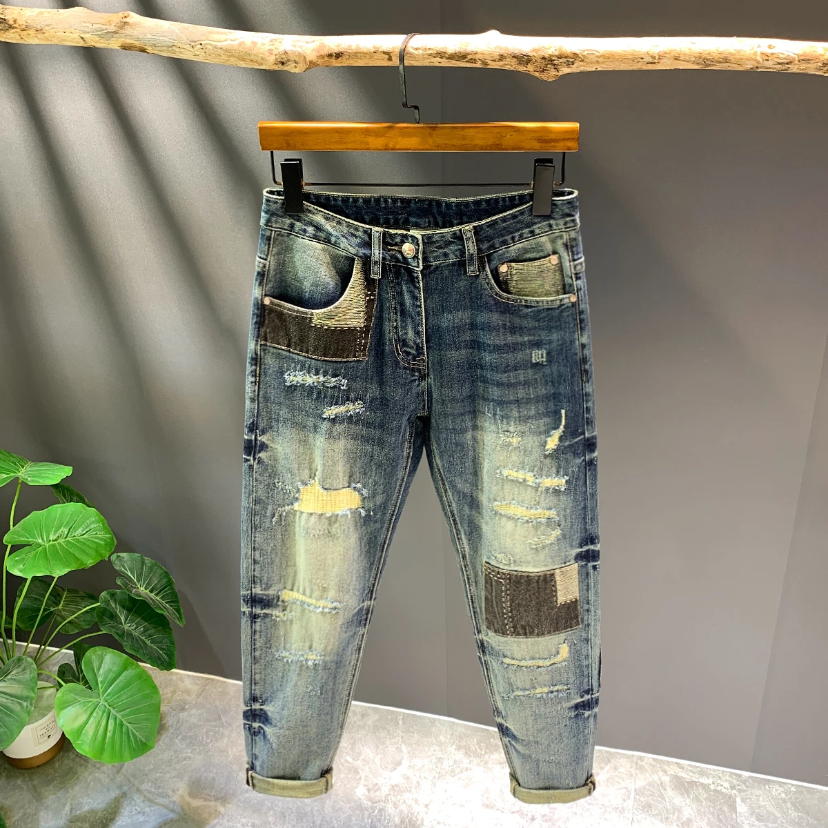 Trendy Men's Ripped Denim Jeans Casual Straight Leg Nine-Piece Pants Faionable All-Match Sle Low Waist Zipper Closure
Trendy Men's Ripped Denim Jeans Casual Straight Leg Nine-Piece Pants Faionable All-Match Sle Low Waist Zipper Closure