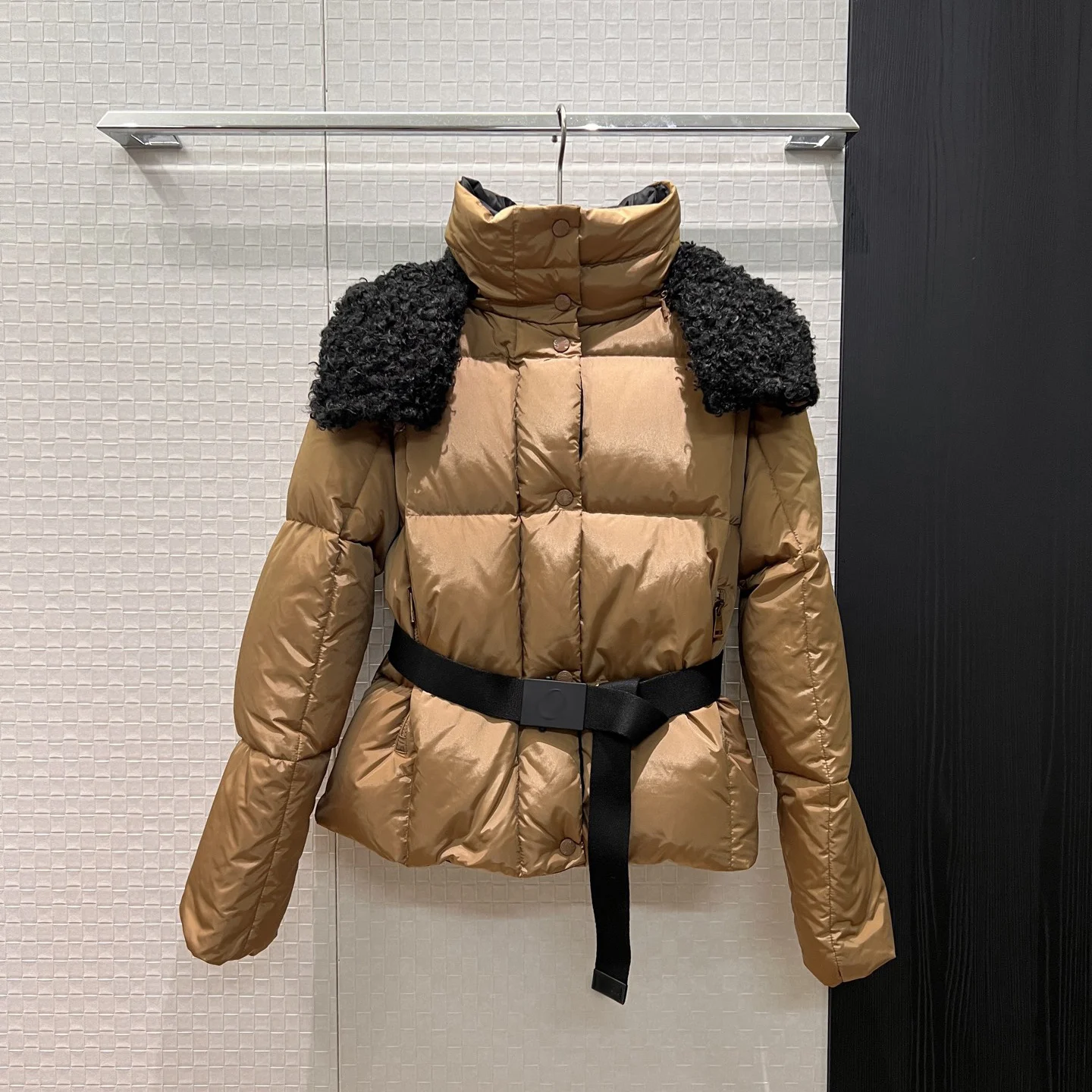 High-End Teddy Lamb Fur Collar Hooded Thickened Warm Goose down Waist-Cinching Women's Puffer Jacket European Style Slim Fit
High-End Teddy Lamb Fur Collar Hooded Thickened Warm Goose down Waist-Cinching Women's Puffer Jacket European Style Slim Fit