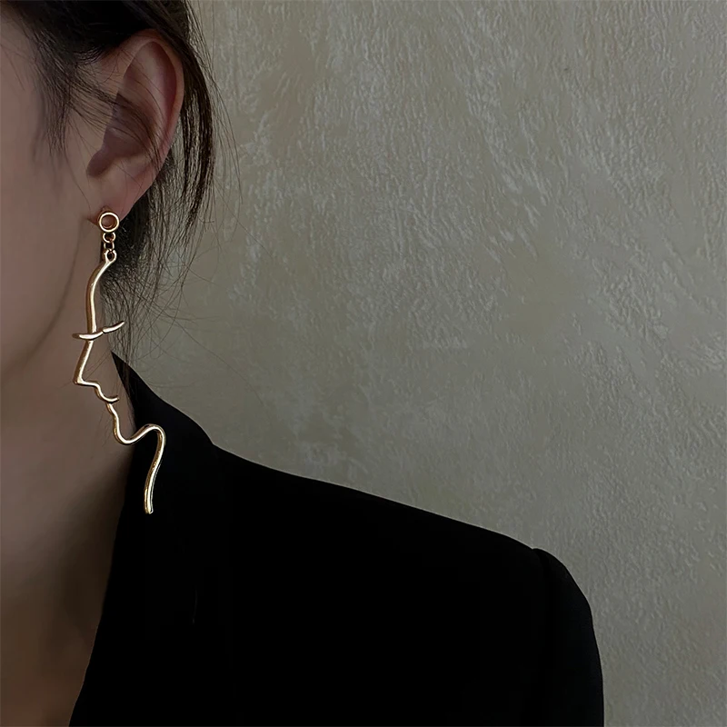 Exaggerated personality European and American abstract art line face earrings female exquisite simple high cool temperament cool
Exaggerated personality European and American abstract art line face earrings female exquisite simple high cool temperament cool