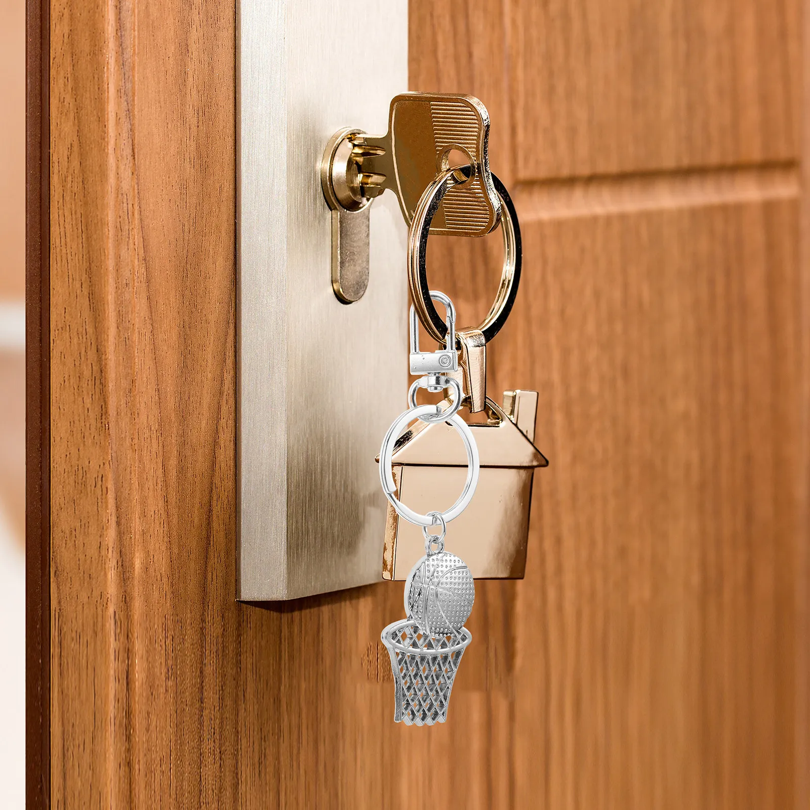 Брелок для ключей в виде баскетбольного мяча, 1 шт., изысканный металлический спортивный брелок, идеальный подарок для фанатов команды, игроков, для повседневного использования, для сумки
Брелок для ключей в виде баскетбольного мяча, 1 шт., изысканный металлический спортивный брелок, идеальный подарок для фанатов команды, игроков, для повседневного использования, для сумки