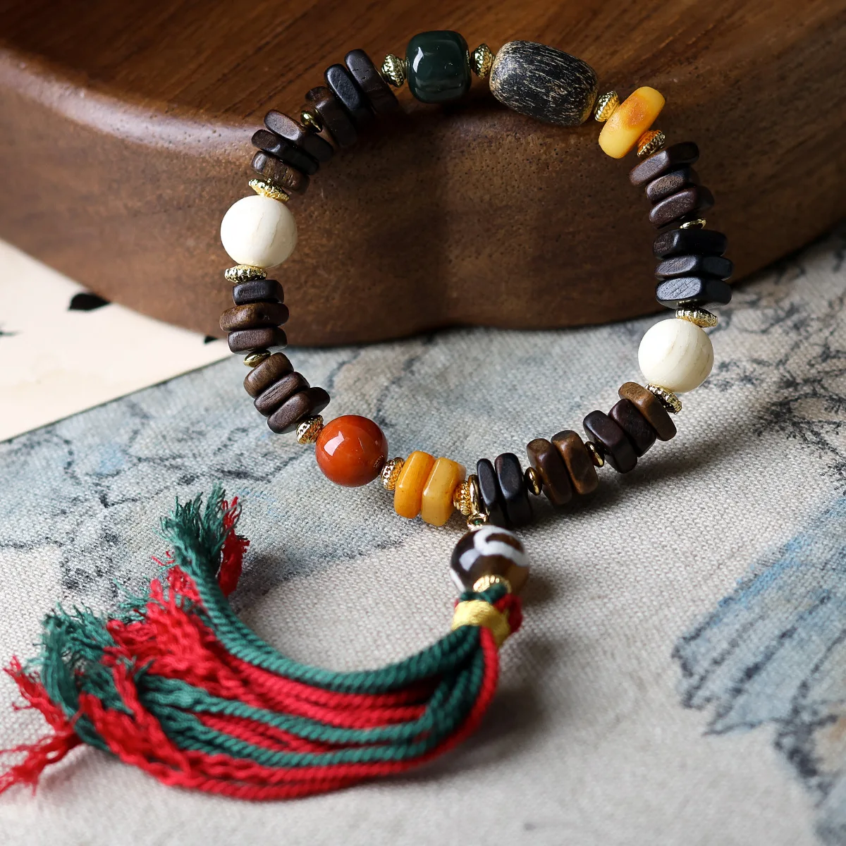 Original Design Dalakan Agarwood Bracelet: New Chinese Style with Beeswax, Jasper, Yak Bone God of Wealth & Dzi Bead Gift
Original Design Dalakan Agarwood Bracelet: New Chinese Style with Beeswax, Jasper, Yak Bone God of Wealth & Dzi Bead Gift