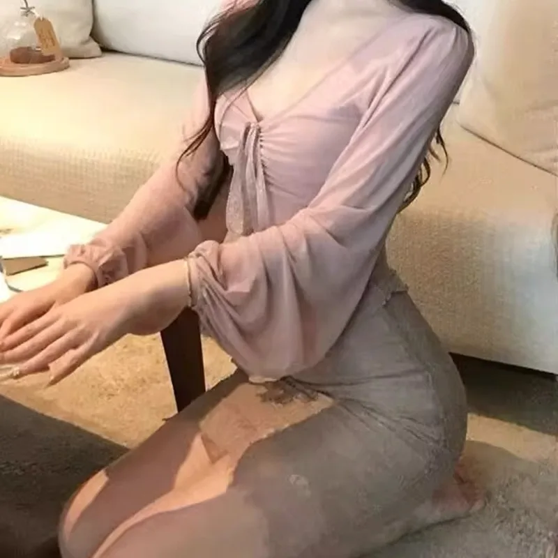 Pink Slim Strap V-neck Long-sleeved T-shirt Women's Autumn Pure Suit Lace Splicing Hip Skirt Two-piece Set High Appearance Level
Pink Slim Strap V-neck Long-sleeved T-shirt Women's Autumn Pure Suit Lace Splicing Hip Skirt Two-piece Set High Appearance Level